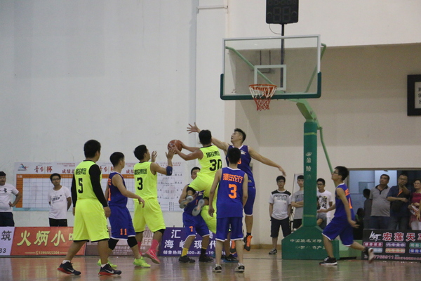 9月20日晚上，“青创杯”第二场篮球邀请赛由翔投集团队（米黄色球衣）对阵翔安农行队（蓝色球衣）。前两节，两队你来我往，比分不分上下。到第三节，翔投集团队开始发力，拉开比分，最终以7462战胜翔安农行队。