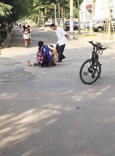 女生扶老人事件再发酵 疑问:认定书未写明核心证据 女生扶老人事件再发酵 疑问:认定书未写明核心证据