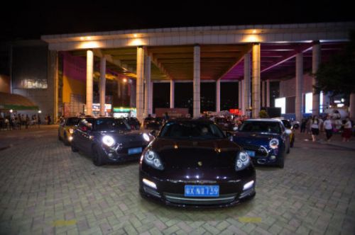 90后CEO豪车求婚大一新生 90后CEO豪车求婚大一新生