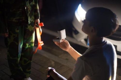 90后CEO用豪车奏乐求婚大一新生 90后CEO用豪车奏乐求婚大一新生