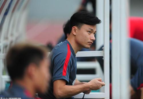 前两场，佩兰一直把郜林放在替补席，这次直接放弃了