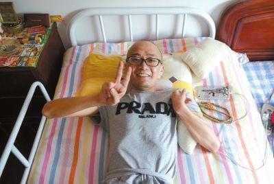 男子患病17年体内布满钢钉 自称“钢铁侠”(图)1 男子患病17年体内布满钢钉 自称“钢铁侠”(图)1