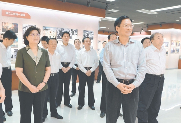 山东省政协领导参观山东统一战线展 山东省政协领导参观山东统一战线展