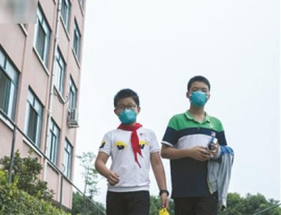 多间工厂在附近臭气熏天-师生戴口罩上课2 多间工厂在附近臭气熏天-师生戴口罩上课2