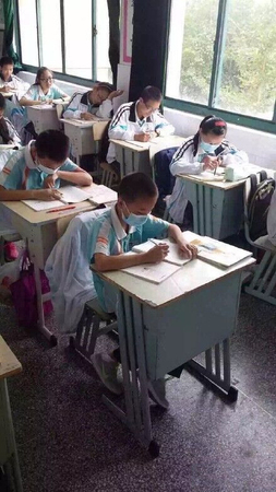 多间工厂在附近臭气熏天-师生戴口罩上课3 多间工厂在附近臭气熏天-师生戴口罩上课3