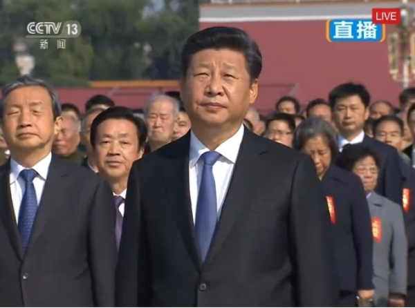 习近平等在天安门广场向人民英雄敬献花篮