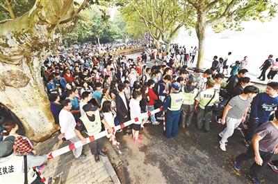 黄金周首次限流 部分景点游客减少 黄金周首次限流 部分景点游客减少