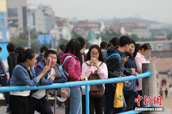 10月01日，山东省青岛市，国庆长假第一天迎客流高峰，前海各景区游客爆棚，海内外游人纷纷前来亲近大海，乐享假日?；平芟? 摄