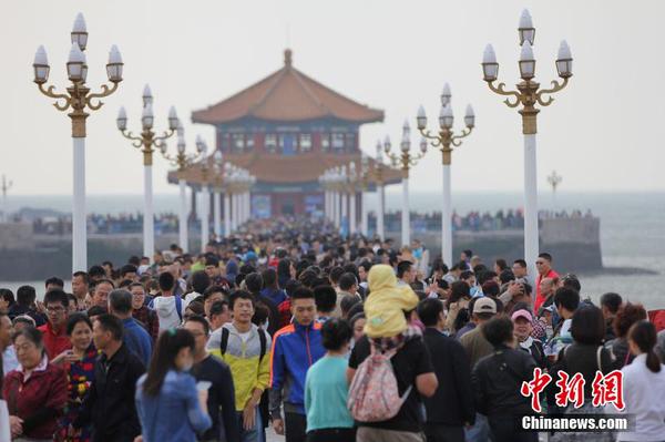 10月01日，山东省青岛市，国庆长假第一天迎客流高峰，前海各景区游客爆棚，海内外游人纷纷前来亲近大海，乐享假日?；平芟?摄
