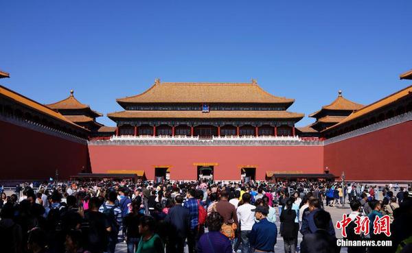 10月1日，大量游客在故宫午门外广场等候入内参观。故宫博物院实行每日8万人的限量参观，据称，国庆首日所有门票已在当天13点20分售罄。中新社记者 侯宇 摄