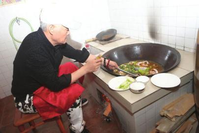 赵本山下厨炖鱼犒劳弟子 无私传授炖鱼秘方 赵本山下厨炖鱼犒劳弟子 无私传授炖鱼秘方