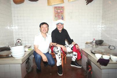 赵本山下厨炖鱼犒劳弟子 赵本山下厨炖鱼犒劳弟子