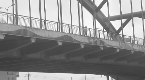 女子就是站在这段栏杆旁往河里撒钱的 女子就是站在这段栏杆旁往河里撒钱的