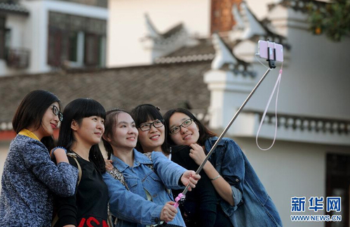 女大学生在三县桥上自拍 女大学生在三县桥上自拍