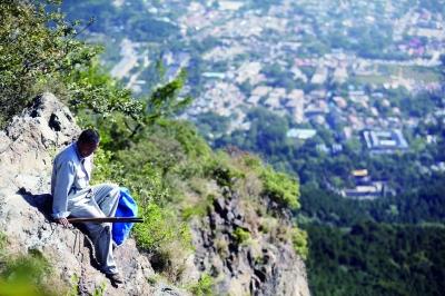 环卫工香山鬼见愁峭壁清垃圾 环卫工香山鬼见愁峭壁清垃圾