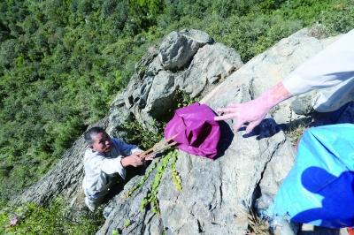 环卫工峭壁清垃圾 环卫工峭壁清垃圾