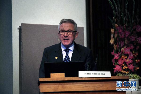 10月5日，在瑞典首都斯德哥尔摩的卡罗琳医学院“诺贝尔大厅”,诺贝尔奖评委会成员汉斯讲解获奖者的科研成果。