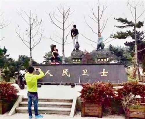 男子脚踩消防烈士 男子脚踩消防烈士