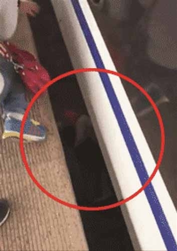 女子掉进站台缝隙膝盖擦伤 名牌女鞋不见了1 女子掉进站台缝隙膝盖擦伤 名牌女鞋不见了1