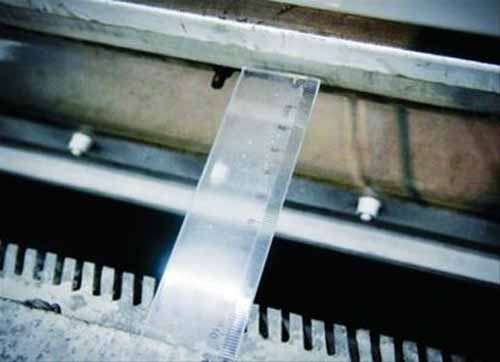 女子掉进站台缝隙膝盖擦伤 名牌女鞋不见了2 女子掉进站台缝隙膝盖擦伤 名牌女鞋不见了2