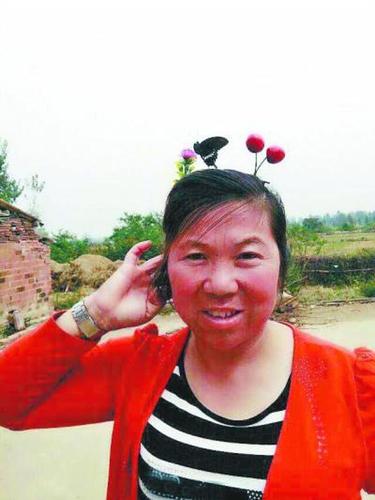 中年女子带卖萌草吸引到蝴蝶 惊呆网友 中年女子带卖萌草吸引到蝴蝶 惊呆网友