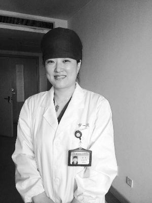 大妈遇车祸倒地昏迷 陌生女子跪地做人工呼吸2 大妈遇车祸倒地昏迷 陌生女子跪地做人工呼吸2