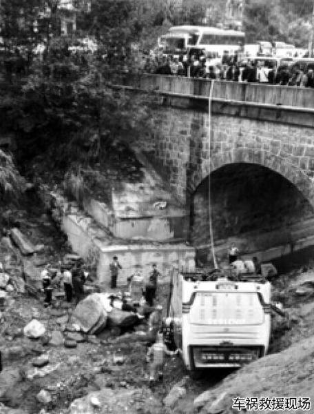 大巴坠桥疑刹车失灵导致 市民排队献血救人1 大巴坠桥疑刹车失灵导致 市民排队献血救人1