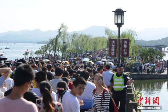 国庆黄金周旅游报告发布 人均出境单日花1068元 国庆黄金周旅游报告发布 人均出境单日花1068元