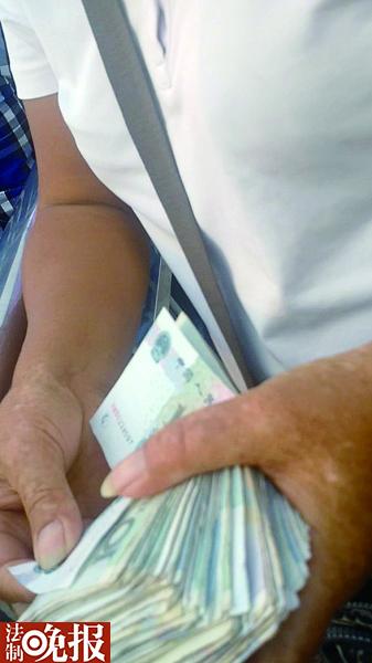 北京有火车站迎一卡通退卡高峰 黄牛赚差价3 北京有火车站迎一卡通退卡高峰 黄牛赚差价3