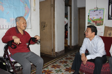 平顶山市委主委巩国顺看望慰问老会员 平顶山市委主委巩国顺看望慰问老会员