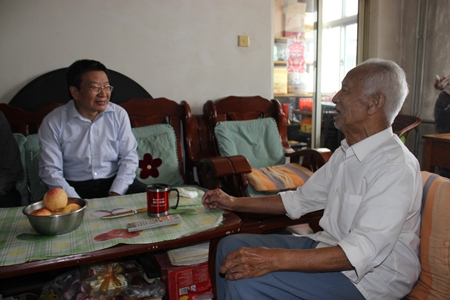 平顶山市委主委巩国顺看望慰问老会员1 平顶山市委主委巩国顺看望慰问老会员1