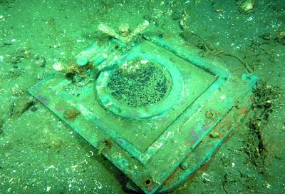 “丹东一号”舰上方形舷窗 “丹东一号”舰上方形舷窗