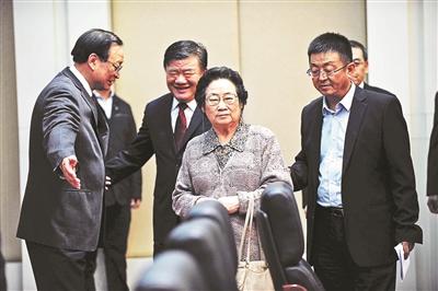 屠呦呦获奖后首次公开露面:当年以身试药不止自己 屠呦呦获奖后首次公开露面:当年以身试药不止自己