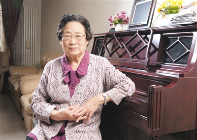 香港各界祝贺屠呦呦获诺奖 港媒披露20年前一桩佳话 香港各界祝贺屠呦呦获诺奖 港媒披露20年前一桩佳话