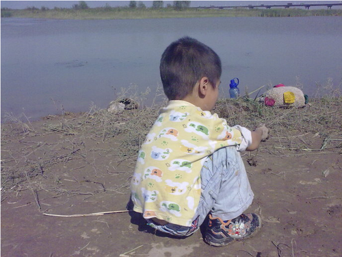 福利院门口弃儿子：福利院接管儿童收费吗？