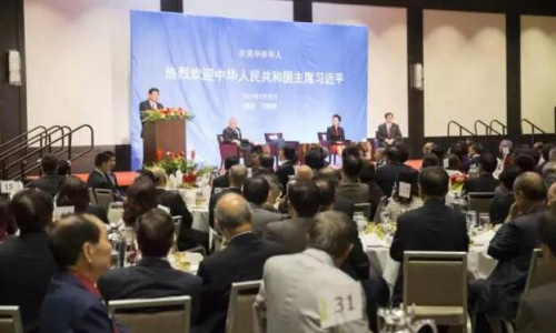 图为：2015年9月23日，国家主席习近平和夫人彭丽媛在西雅图出席美国侨界欢迎招待会。