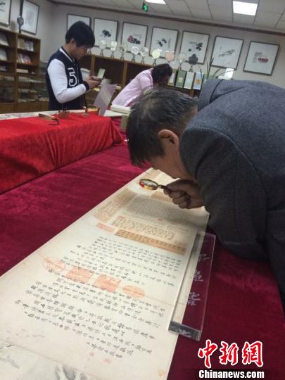 图为“石渠宝笈”高仿真艺术品展出现场 曹强 摄 图为“石渠宝笈”高仿真艺术品展出现场 曹强 摄