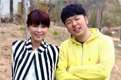 新浪娱乐讯 杜海涛[微博]与沈梦辰的恋情去年被曝光，随后更有网友扒出二人曾穿同款睡衣，以及同游韩国的照片，而李维嘉曾在节目中说漏嘴，疑似踢爆二人恋情。11日晚，博主芒果妈妈爆料两人已分手。