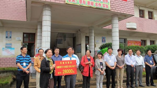 南昌市委会在对口帮扶村庄开展捐资助学活动 南昌市委会在对口帮扶村庄开展捐资助学活动