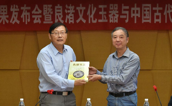 浙江大学文化遗产研究院院长曹锦炎教授（右）将《良渚玉工》一书交付到中国社会科学院考古研究所所长王巍研究员手中。
