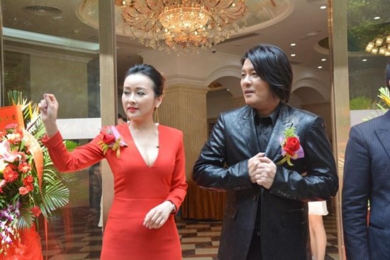 歌手阿杜变老板现身医院  歌手阿杜变老板现身医院