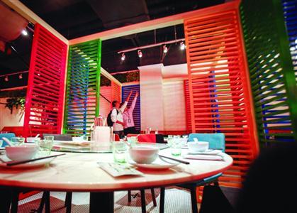 上海一餐厅污水管道爆裂 顾客被淋泔水索赔被拒 上海一餐厅污水管道爆裂 顾客被淋泔水索赔被拒