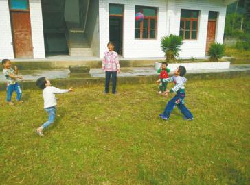 独臂女老师坚守偏远大山小学30年 教4个娃(图)1 独臂女老师坚守偏远大山小学30年 教4个娃(图)1