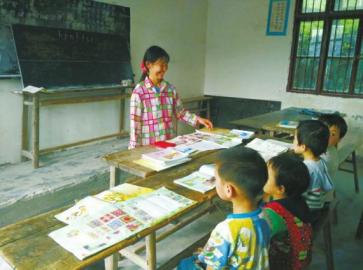 独臂女老师坚守偏远大山小学30年 教4个娃(图)2 独臂女老师坚守偏远大山小学30年 教4个娃(图)2