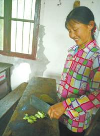 独臂女老师坚守偏远大山小学30年 教4个娃(图)3 独臂女老师坚守偏远大山小学30年 教4个娃(图)3