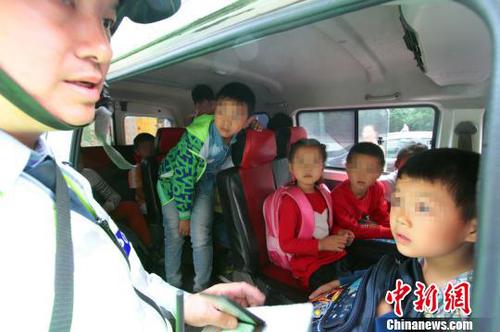 “黑校车”超载挤进13人 学生车内坐板凳写作业 “黑校车”超载挤进13人 学生车内坐板凳写作业