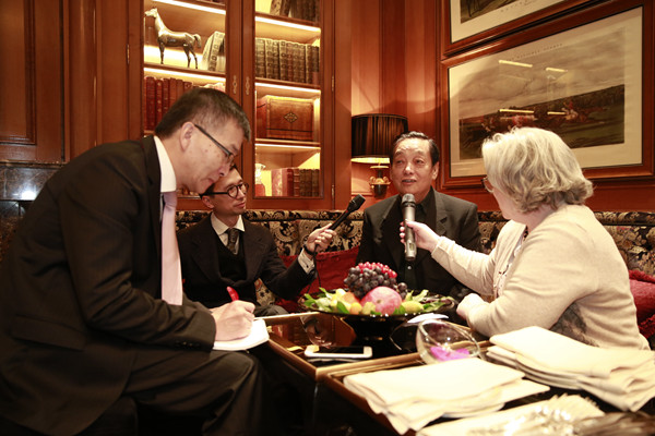 韩美林接受记者采访 韩美林接受记者采访