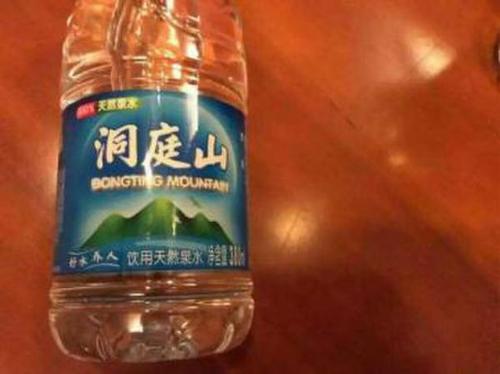 图为该事件中涉及到的矿泉水 图为该事件中涉及到的矿泉水