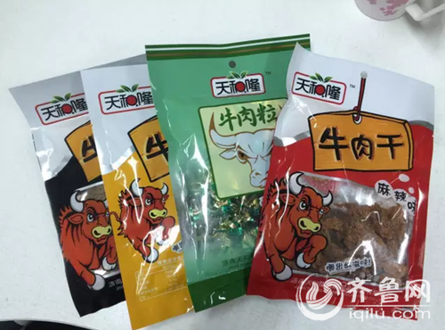 在邹城百货大楼，济宁市民王大哥发现天和隆牌的牛肉干价格明显低于市场价。(齐鲁台记者供图)