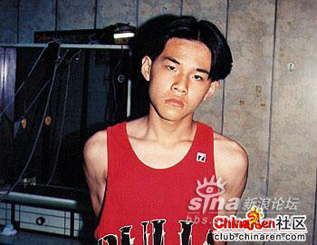 周杰伦罕见成长照曝光 腼腆青涩酷劲初显